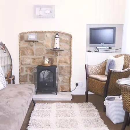 Kikas Cottage, Rear 89 Church Street, White Horse Yard * Whitby