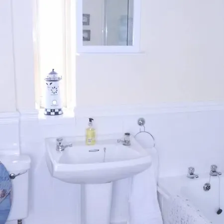 Kikas Cottage, Rear 89 Church Street, White Horse Yard * Whitby