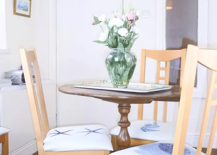 בית נופש Kikas Cottage, Rear 89 Church Street, White Horse Yard *