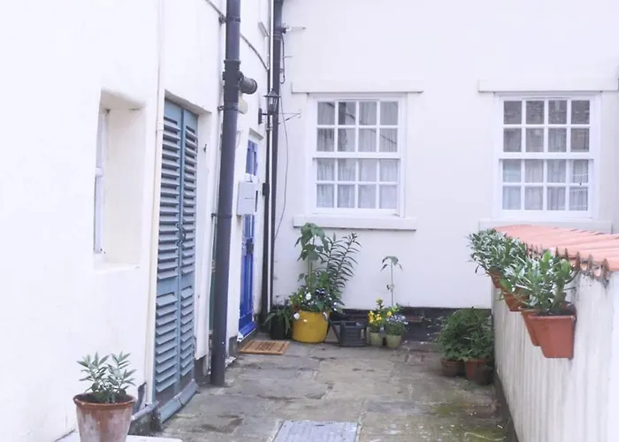 בית נופש Kikas Cottage, Rear 89 Church Street, White Horse Yard *