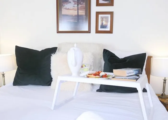 בית נופש Kikas Cottage, Rear 89 Church Street, White Horse Yard *